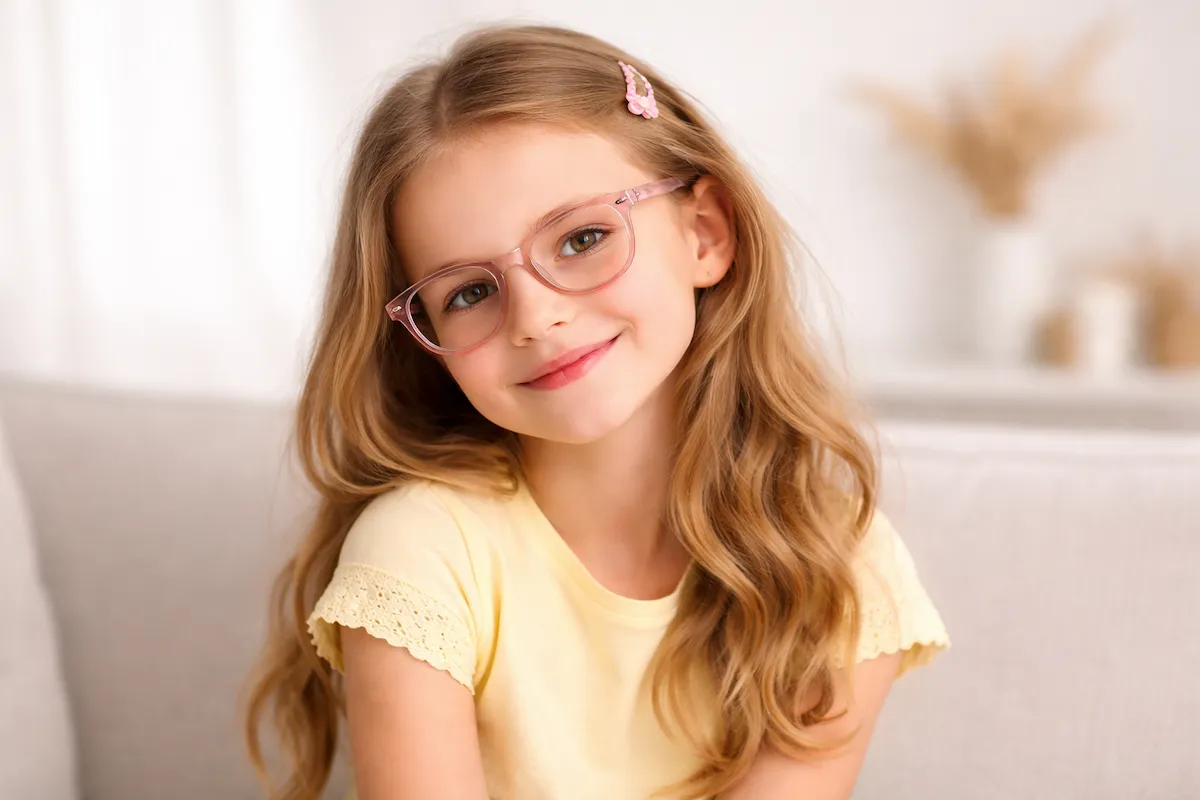 Petite fille portant des lunettes roses confortables – lunettes enfants VisionPetitLot