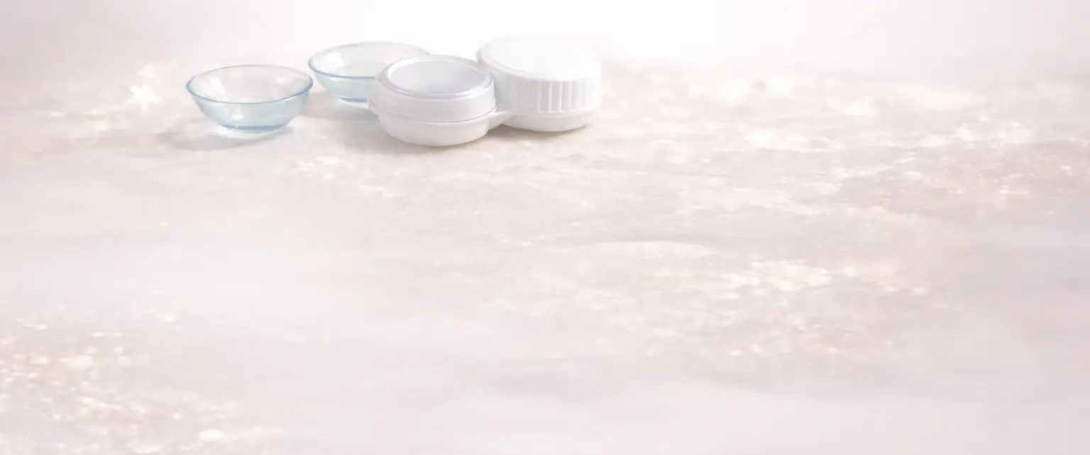 Gros plan d’une lentille de contact transparente mettant en valeur la qualité optique, la finesse et le confort des lentilles proposées par VisionPetitLot.